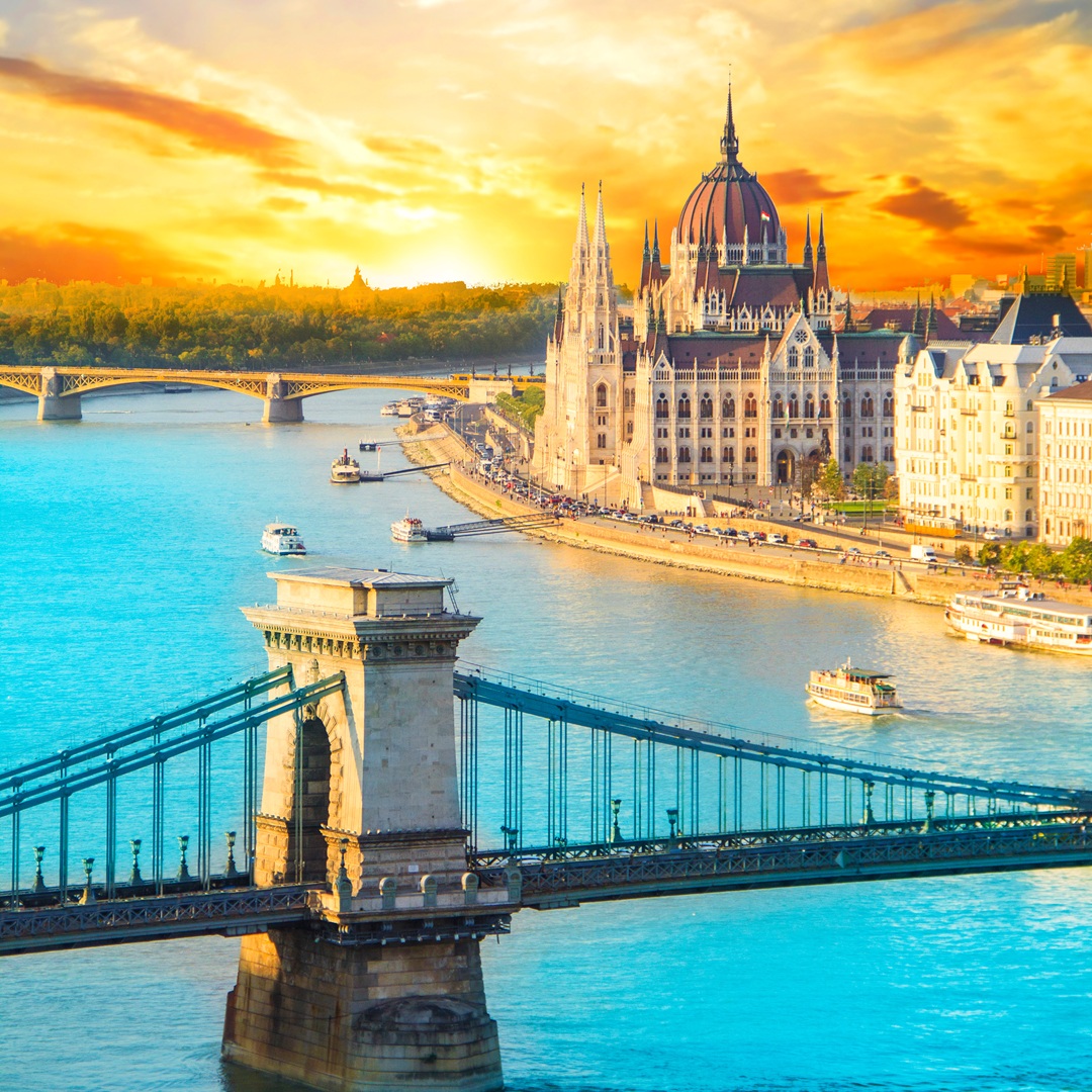 Beautiful view of the Hungarian Parliament and the chain bridge in Budapest, Hungary Pohled na parlament v Budapešti