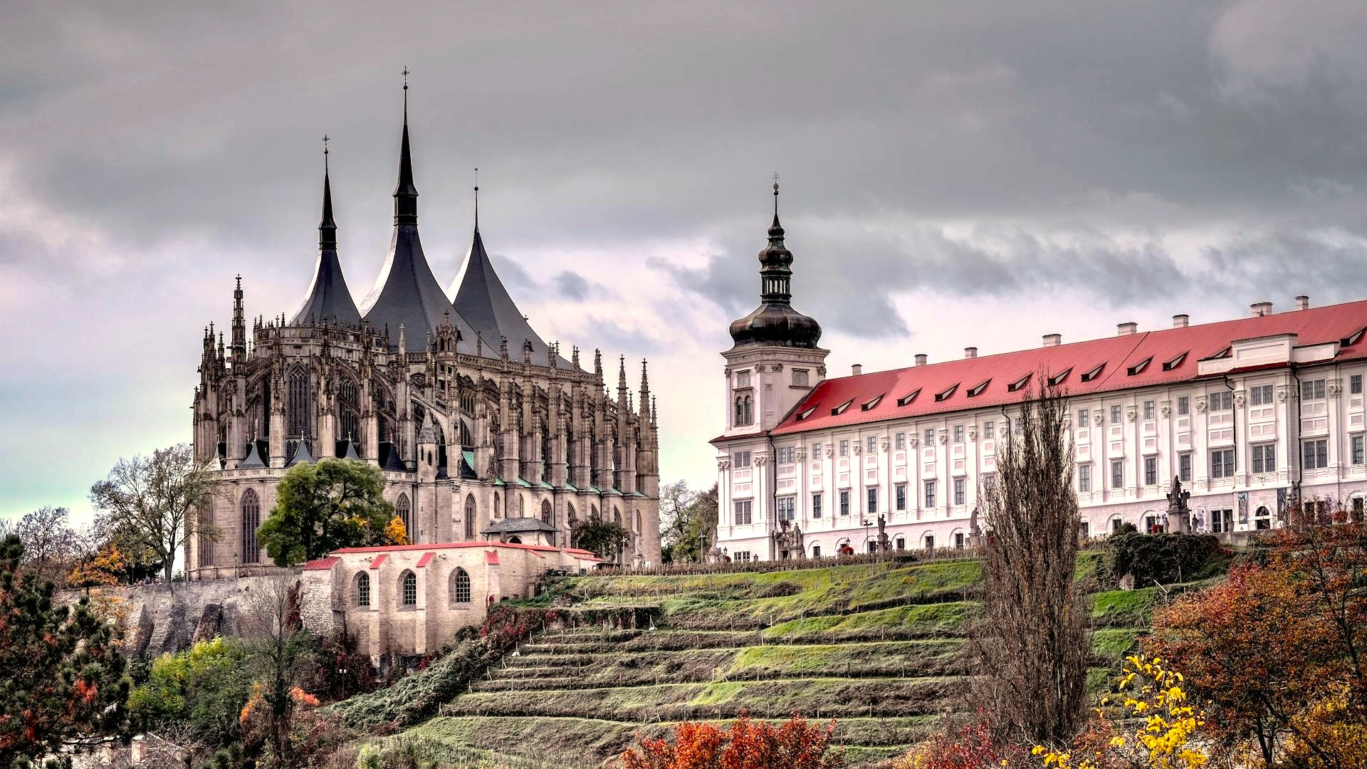  Pohled na vinice a kostelíček 