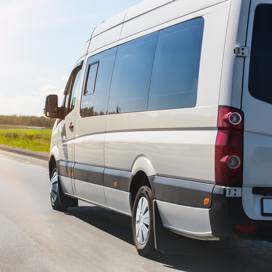 Skupinka lidí při západu slunce