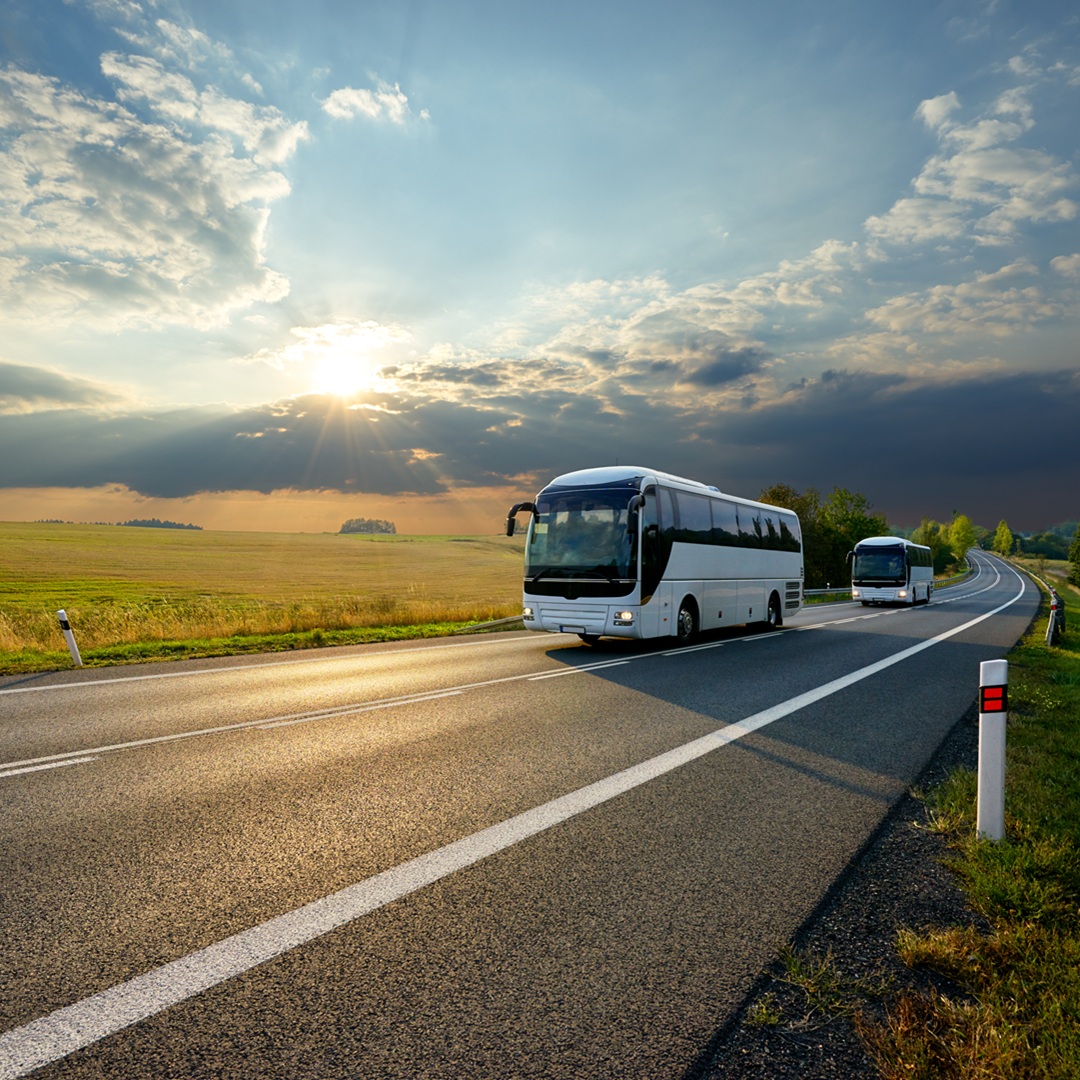 Skupinka lidí při západu slunce