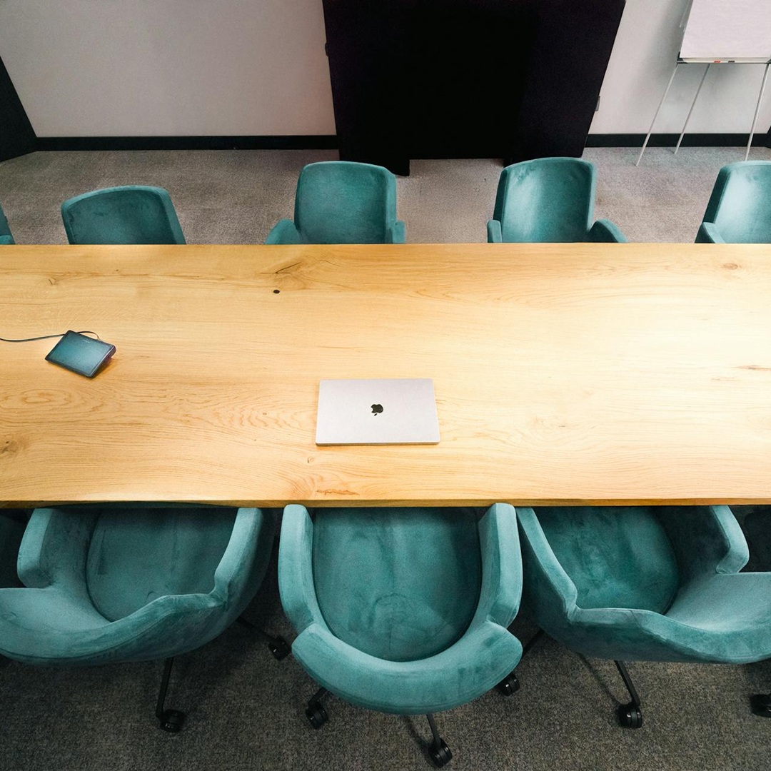 Skupinka lidí při západu slunce